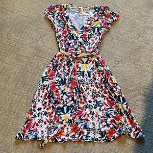 Floral spring/summer dress. V-neck with short sleeves and belt at waist.